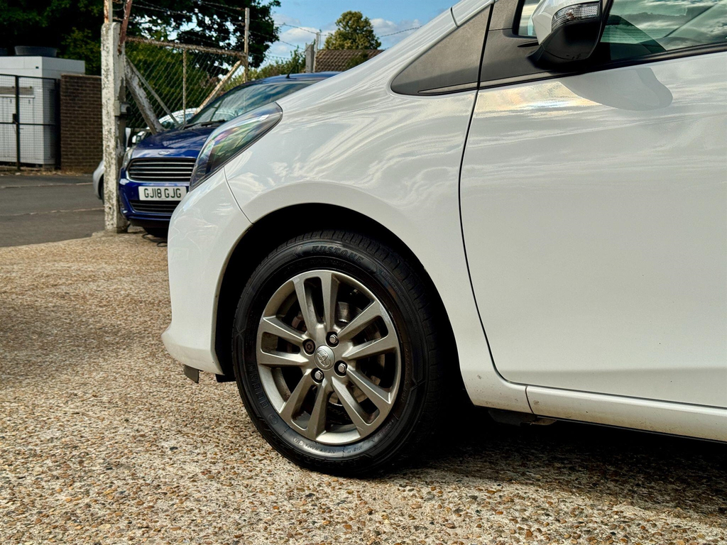 Toyota Yaris Hatchback 1.5 Vvt-h Icon E-cvt Euro 6 201515 White #38