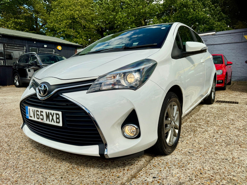 Toyota Yaris Hatchback 1.5 Vvt-h Icon E-cvt Euro 6 201515 White #3