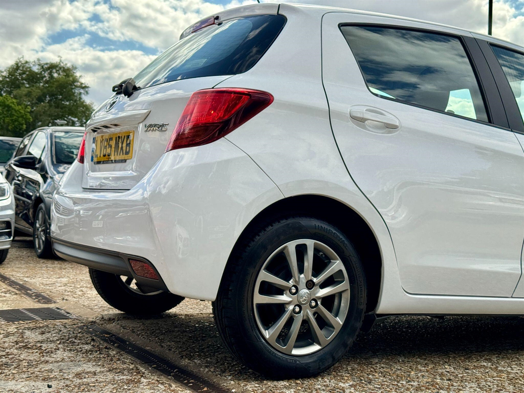Toyota Yaris Hatchback 1.5 Vvt-h Icon E-cvt Euro 6 201515 White #11