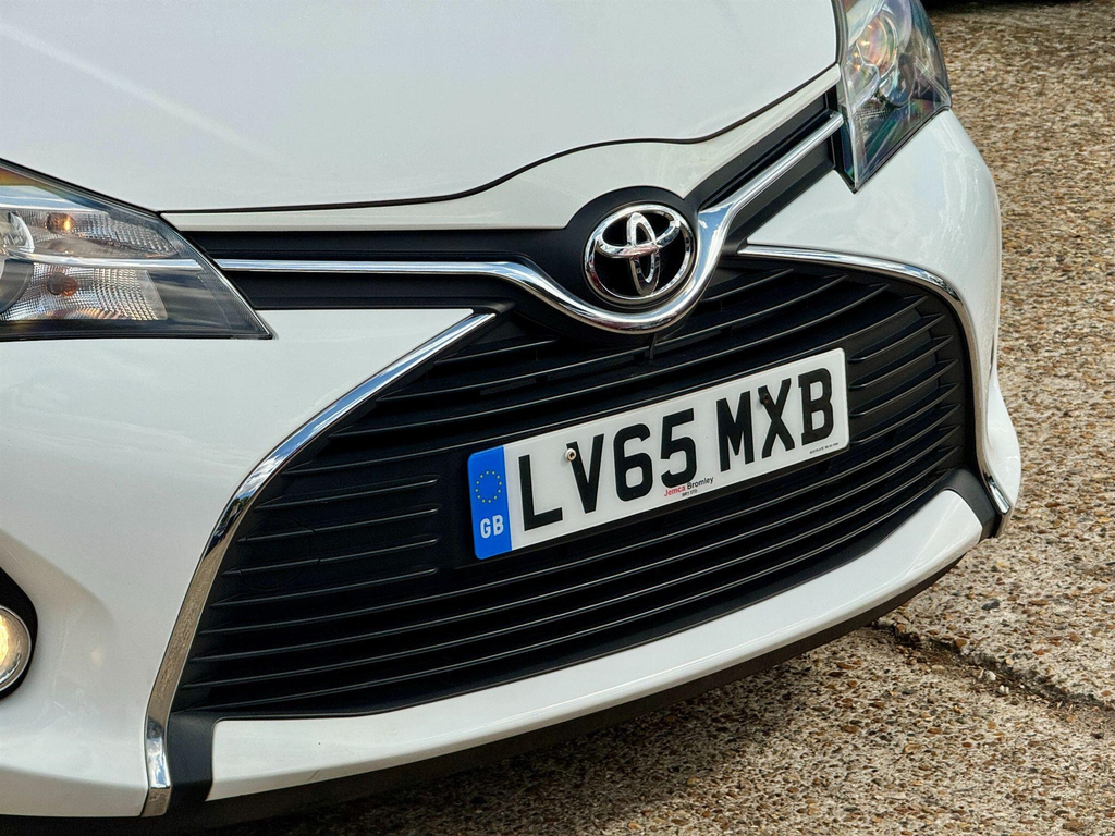 Toyota Yaris Hatchback 1.5 Vvt-h Icon E-cvt Euro 6 201515 White #56