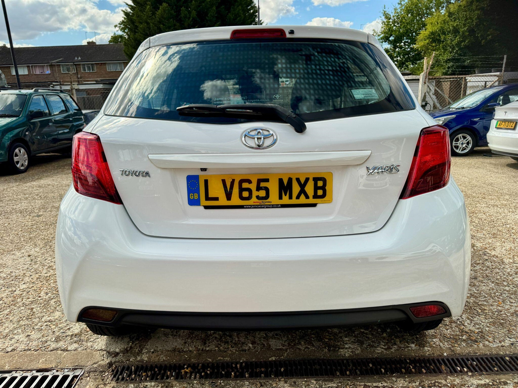 Toyota Yaris Hatchback 1.5 Vvt-h Icon E-cvt Euro 6 201515 White #14