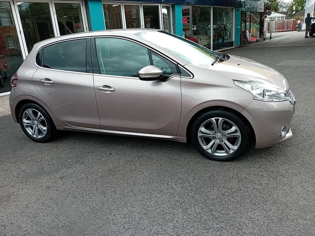 Peugeot 208 1.2 Vti Allure Hatchback Euro 5 Pink #4