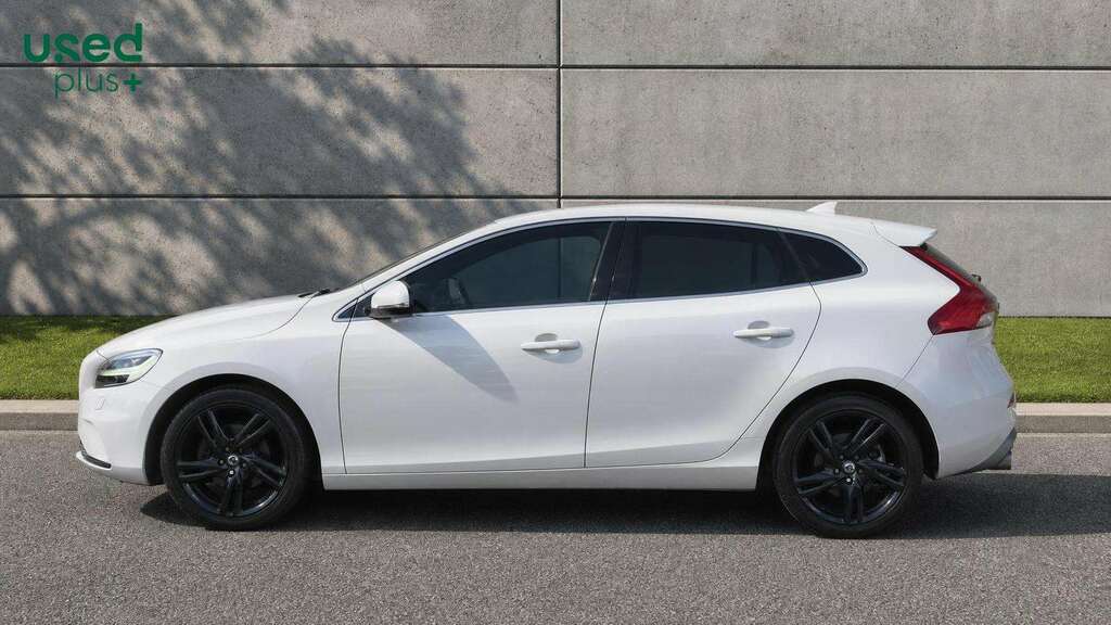 Volvo V40 T2 122 R Design Edition SG19GPM White #4