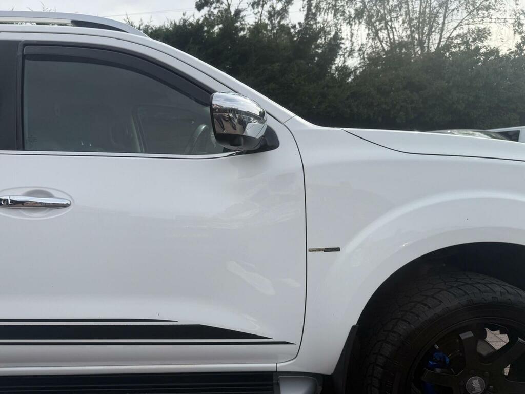Nissan Navara 2.3 Dci Tekna Pickup Double Cab 4W White #24