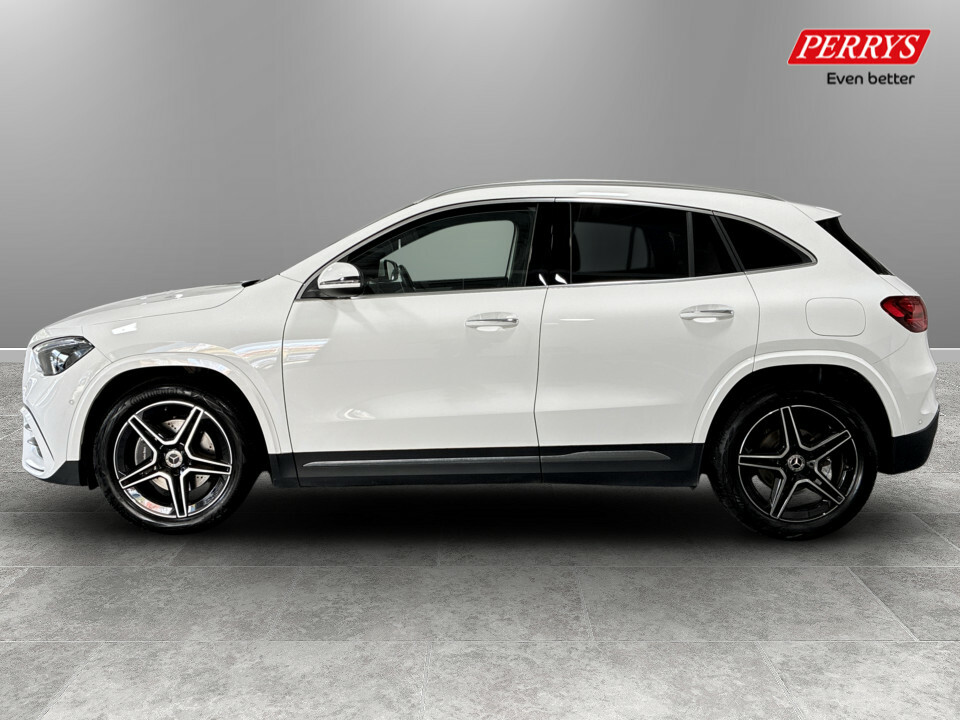 Mercedes-Benz GLA Class Gla 200 Amg Line Executive White #4