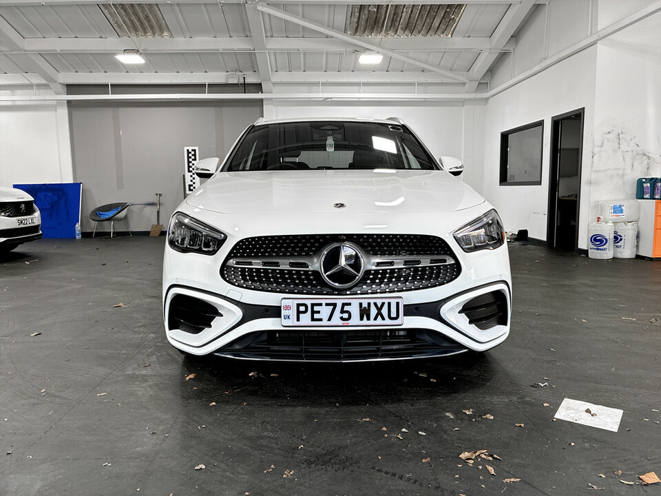 Mercedes-Benz GLA Class Gla 200 Amg Line Executive White #2