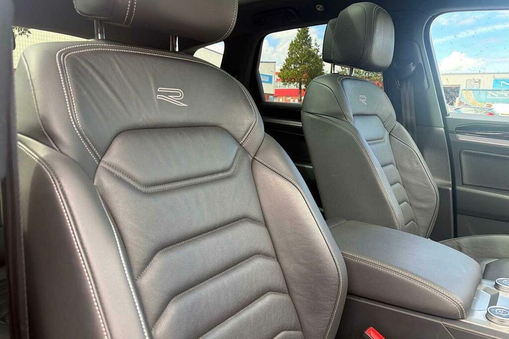Volkswagen Touareg Black Edition White #25