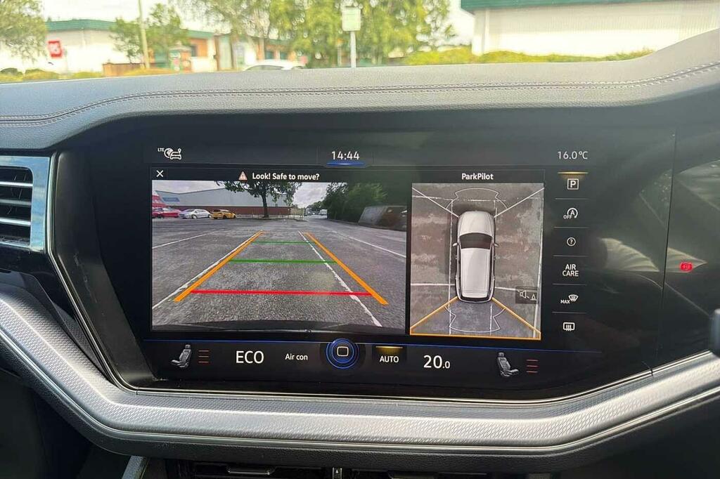 Volkswagen Touareg Black Edition White #22