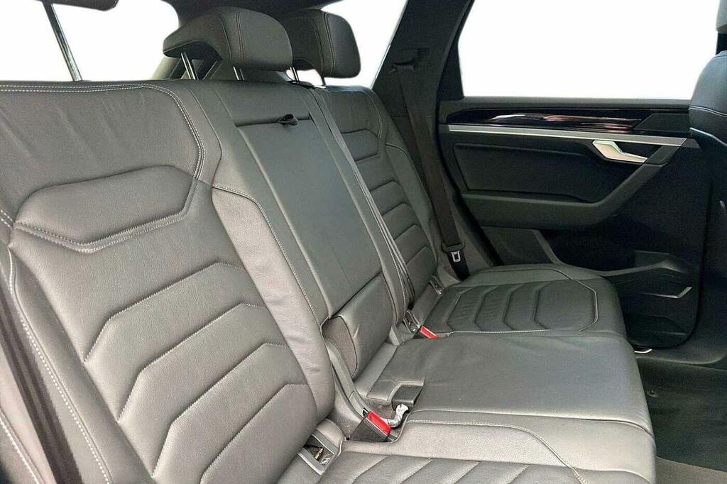 Volkswagen Touareg Black Edition White #8