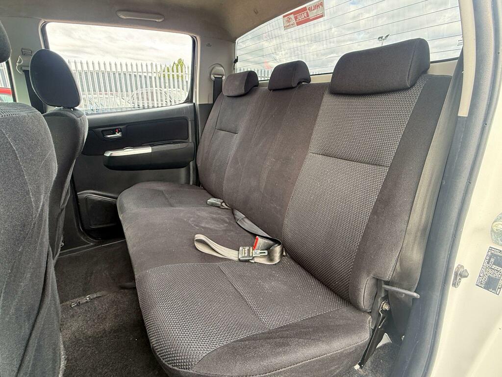 Toyota HILUX Invincible Dcab Pick Up 2.4 D-4d White #17