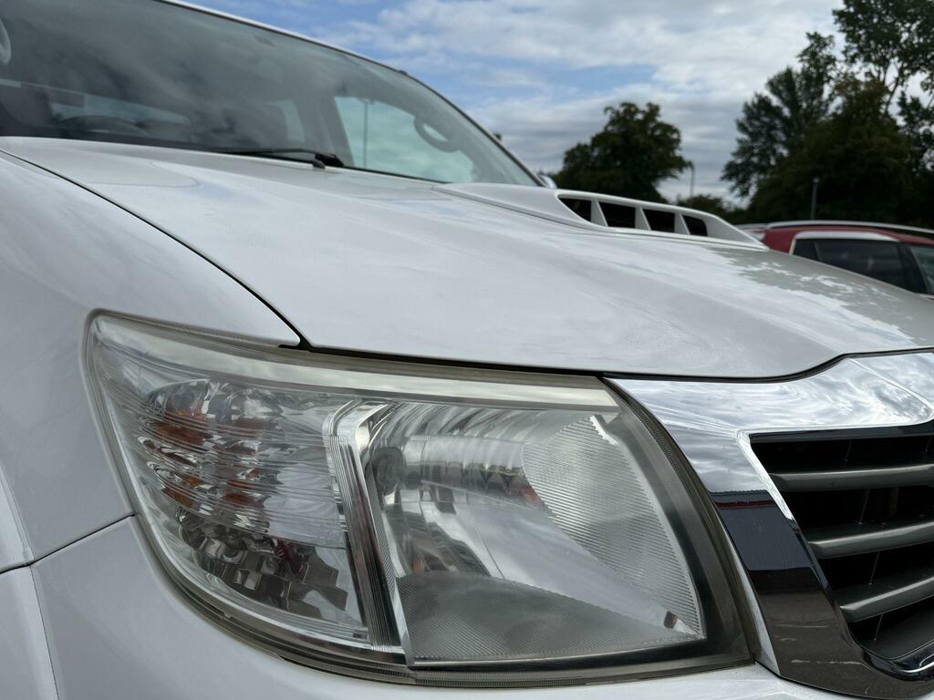 Toyota HILUX Invincible Dcab Pick Up 2.4 D-4d White #21