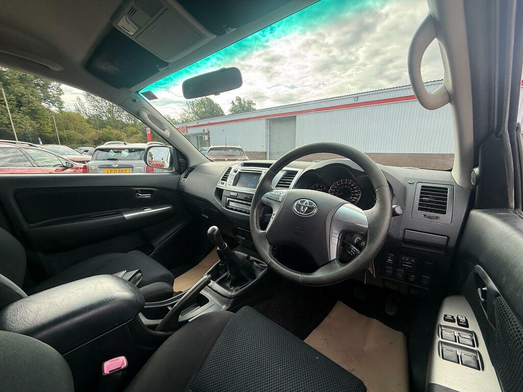 Toyota HILUX Invincible Dcab Pick Up 3.0 D-4d 4Wd 171 White #3