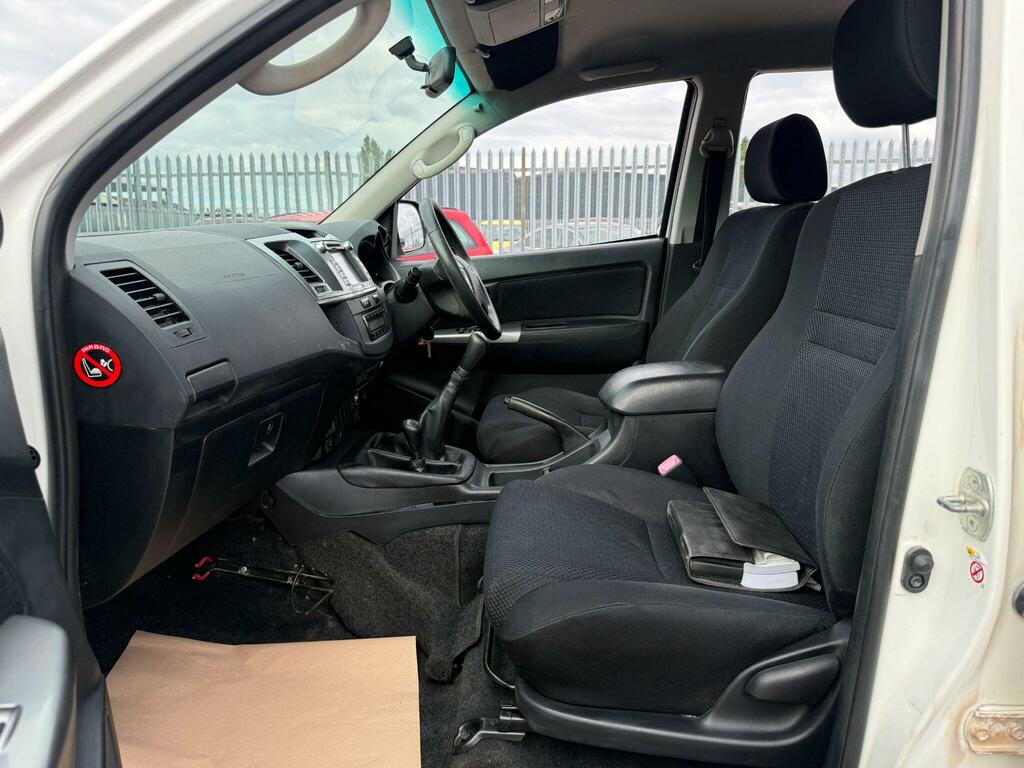 Toyota HILUX Invincible Dcab Pick Up 2.4 D-4d White #18