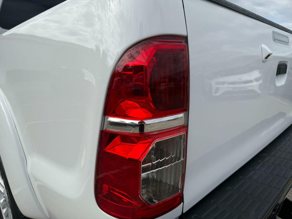 Toyota HILUX Invincible Dcab Pick Up 2.4 D-4d White #25