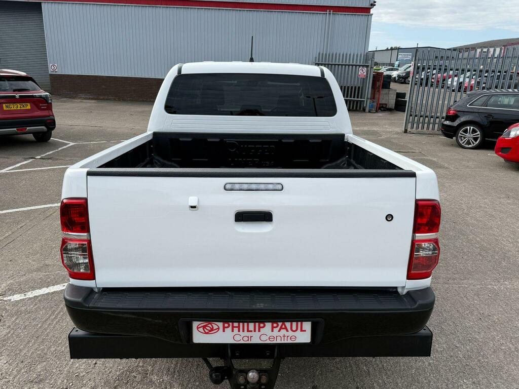 Toyota HILUX Invincible Dcab Pick Up 2.4 D-4d White #26