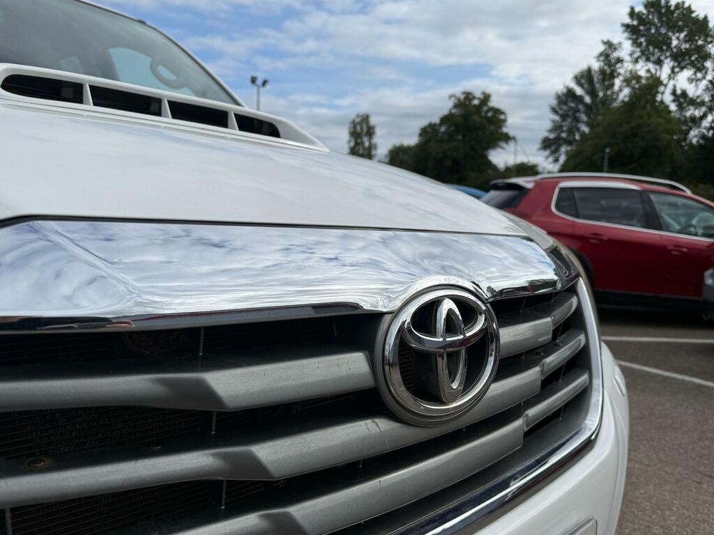Toyota HILUX Invincible Dcab Pick Up 2.4 D-4d White #22