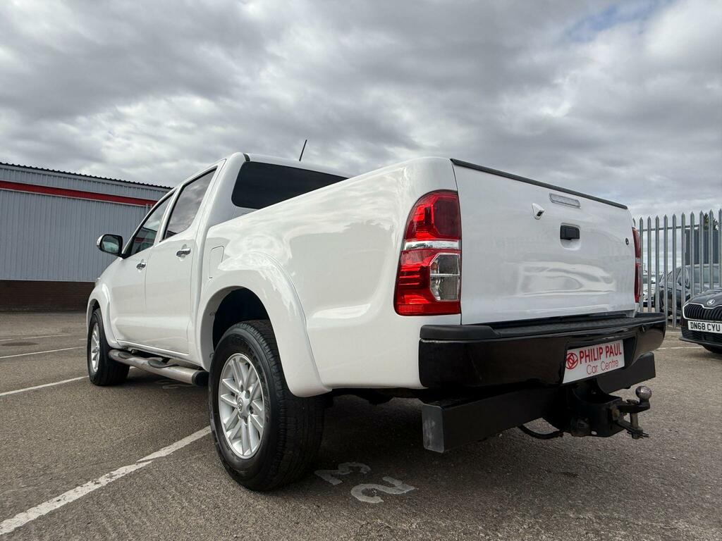 Toyota HILUX Invincible Dcab Pick Up 2.4 D-4d White #24