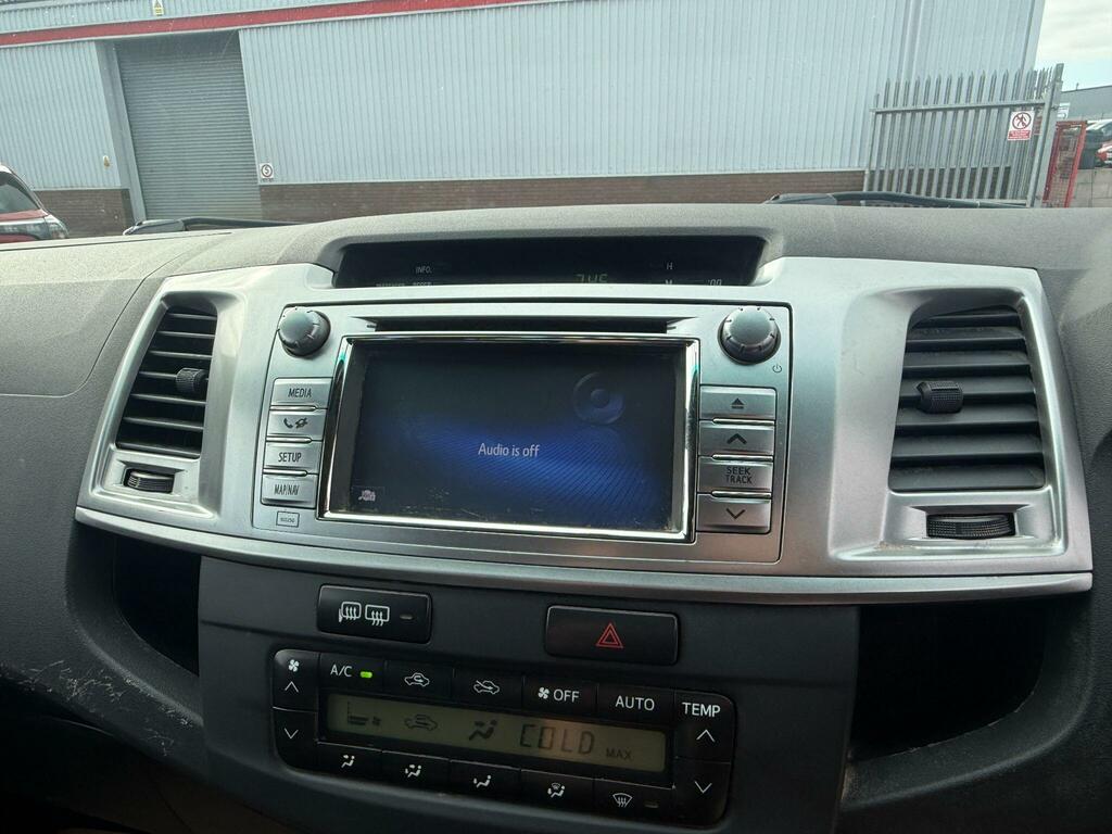 Toyota HILUX Invincible Dcab Pick Up 2.4 D-4d White #10