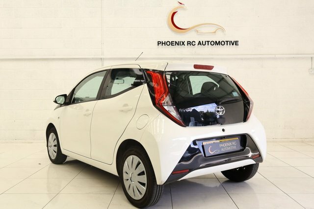 Toyota Aygo 1.0 Vvt-i X-play Hatchback X-shift Euro White #4