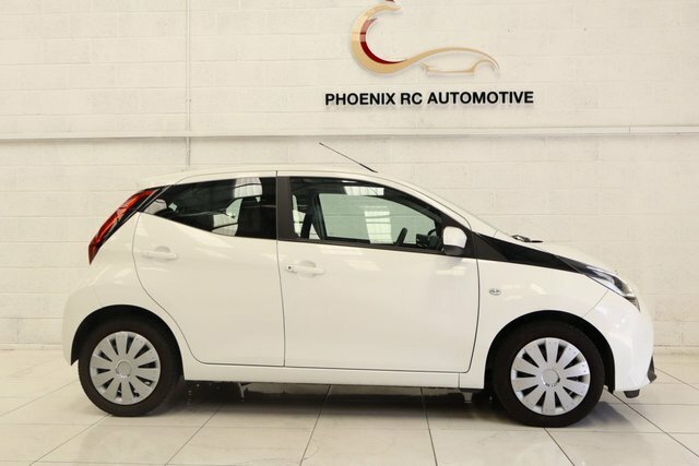 Toyota Aygo 1.0 Vvt-i X-play Hatchback X-shift Euro White #2