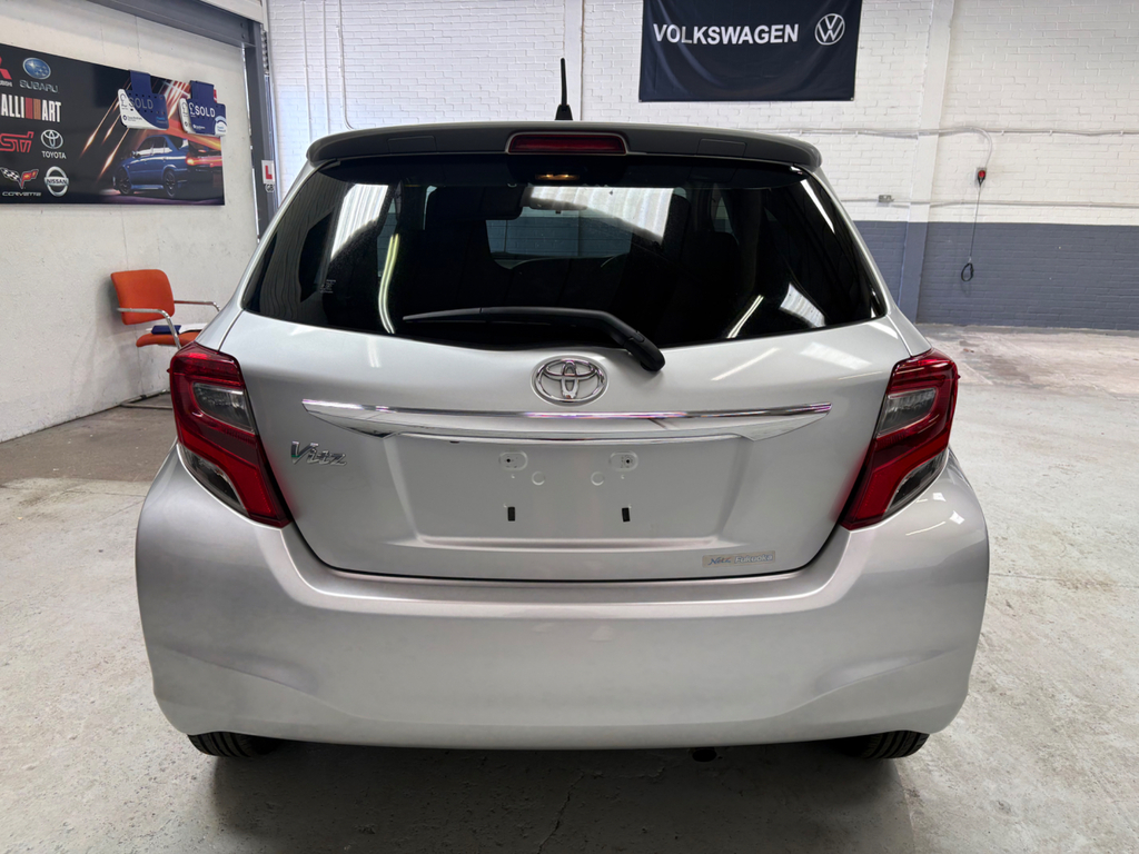 Toyota Vitz 1.3 F Vitz-low Mileage- Reverse Camera-  #4