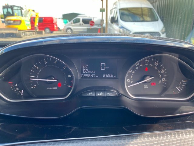 Peugeot 2008 1.2 Puretech Active Euro 6 Red #6