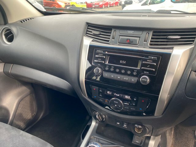 Nissan Navara Double Cab Pick Up Tekna 2.3Dci 190 4Wd White #33