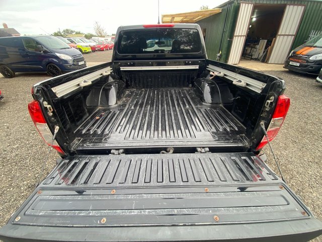 Nissan Navara Double Cab Pick Up Tekna 2.3Dci 190 4Wd White #12