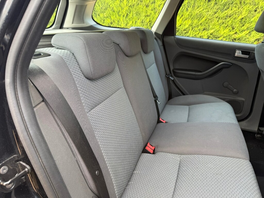 Ford Focus 2005 Ford Focus 1.6 Zetec Just 129,000 Silver #9