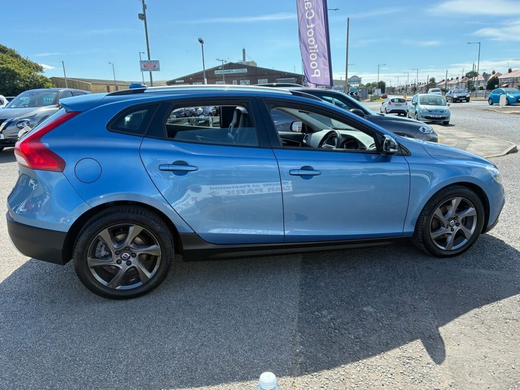 Volvo V40 Cross Country 1.6L Lux Nav PF65GVW Blue #4