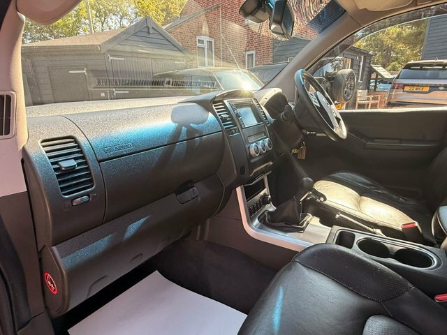 Nissan Navara Double Cab Pick Up Outlaw 3.0Dci V6 231 4Wd White #10