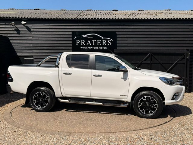 Toyota HILUX D-4d Invincible X Pickup White #4