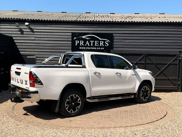 Toyota HILUX D-4d Invincible X Pickup White #6