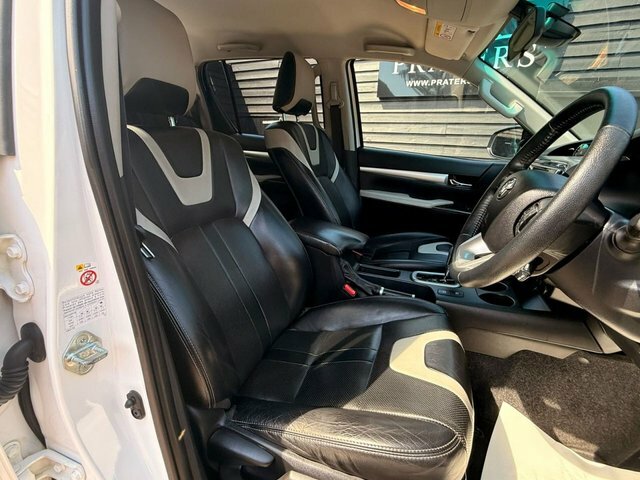 Toyota HILUX Pickup 2.4 D-4d Invincible X 4Wd Euro 6 Tss White #8