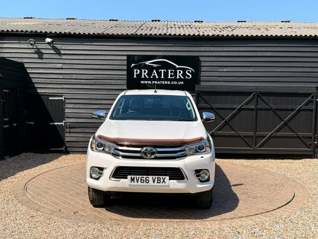 Toyota HILUX D-4d Invincible X Pickup White #3