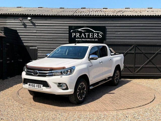 Toyota HILUX D-4d Invincible X Pickup White #2