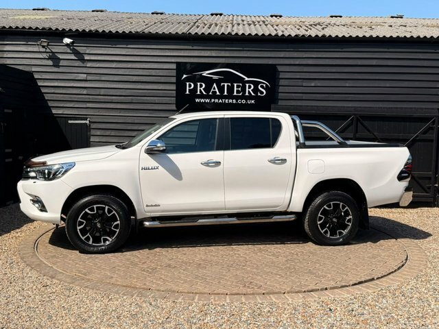 Toyota HILUX D-4d Invincible X Pickup White #5