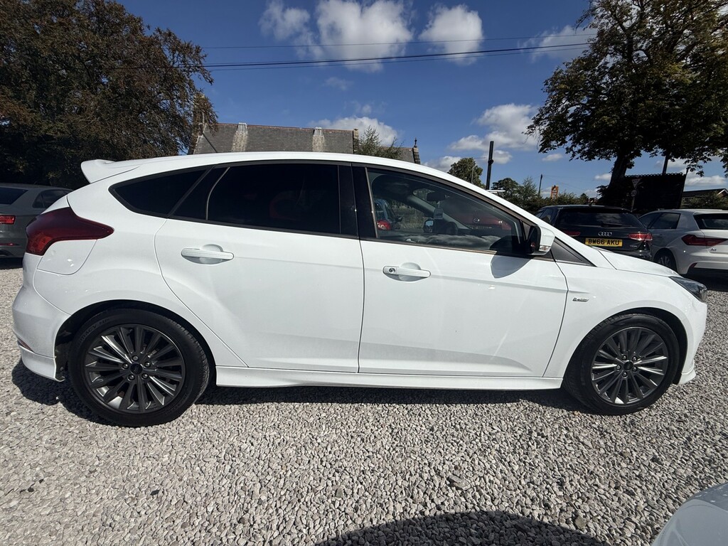 Ford Focus T Ecoboost St-line YE18POJ White #4