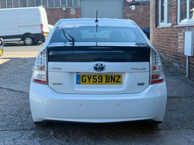 Toyota Prius Vvt-h T Spirit Hatchback White #6