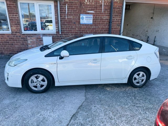 Toyota Prius Vvt-h T Spirit Hatchback White #4