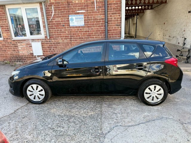 Toyota Auris D-4d Active Hatchback Black #4