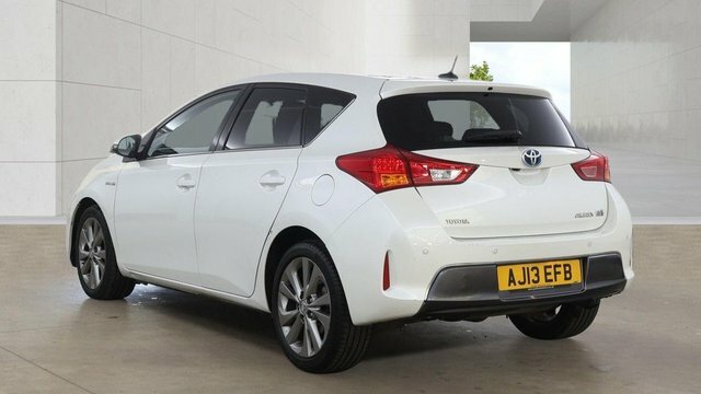 Toyota Auris Vvt-h Excel Hatchback White #4