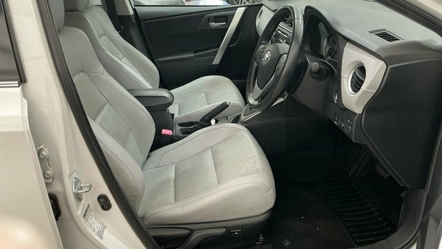 Toyota Auris Toyota Hatchback 1.6 V-matic Excel  #8
