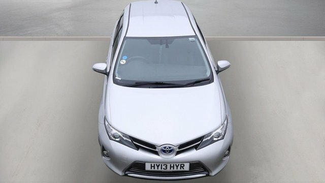 Toyota Auris Vvt-h Excel Hatchback Silver #2