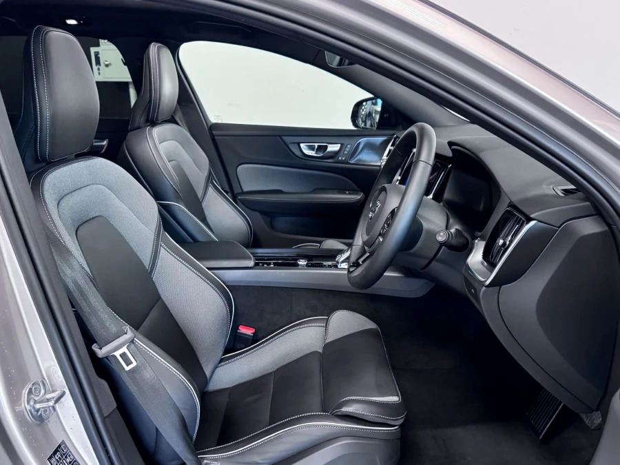 Volvo V60 T6 Recharge 18.8Kwh Plus Black #23