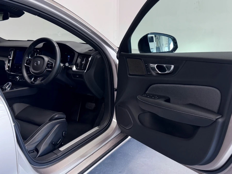 Volvo V60 T6 Recharge 18.8Kwh Plus Black #17
