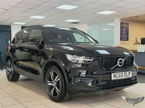 Volvo XC40 1.5 T3 R-design Black #2