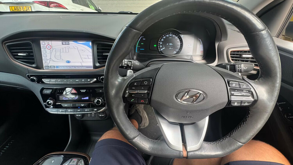 Hyundai Ioniq Premium Se White #13