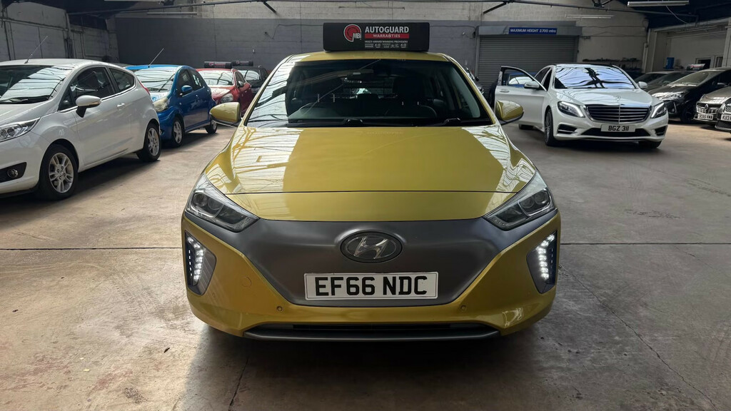 Hyundai Ioniq Premium Se White #8