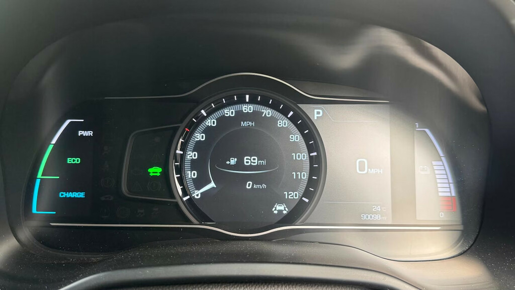 Hyundai Ioniq Premium Se White #16